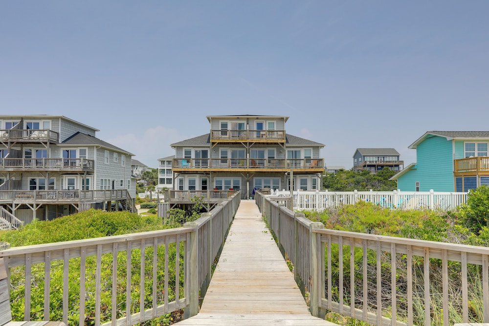Oceanfront Emerald Isle Escape with Private Hot Tub — hotel in Emerald Isle