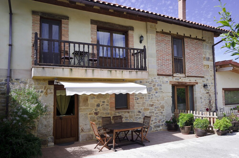 Apartamentos Playa Galizano — 4-Star Luxury Hotel in Bareyo, Spain