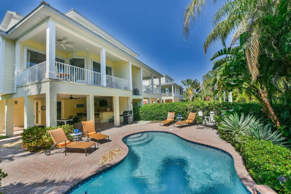 Dolphin House — 4-Star Luxury Hotel in Holmes Beach, United States