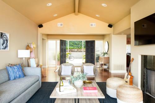 Parasol Hilltop Ocean View Escape w Spa & Pool Table - photo 10