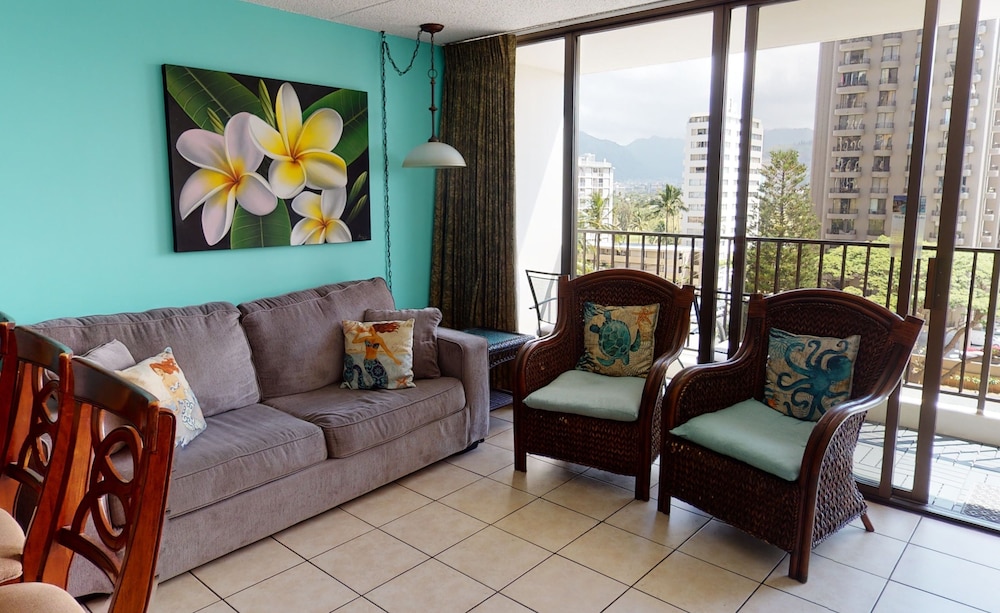 Deluxe Condo Near Waikiki Beach Free Parking — 4-Star Luxury Hotel in Honolulu, United States