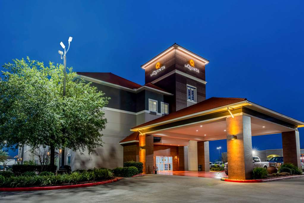 La Quinta Inn & Suites by Wyndham Orange - photo 4