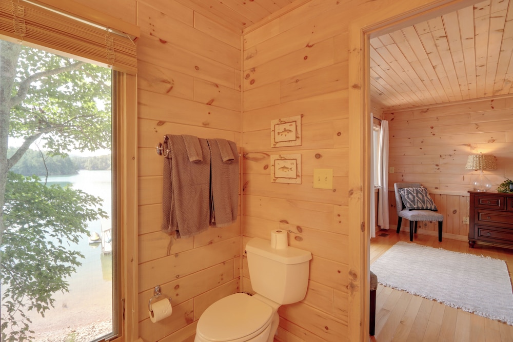 Mountain View Cabin on Lake Blue Ridge Hot Tub — 4-Star Luxury Hotel in Morganton, United States