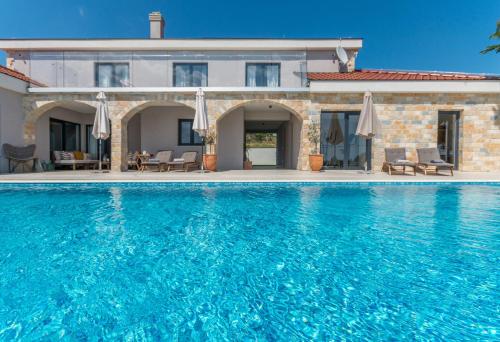 Villa Fortuna — 4-Star Luxury Hotel in None, Croatia
