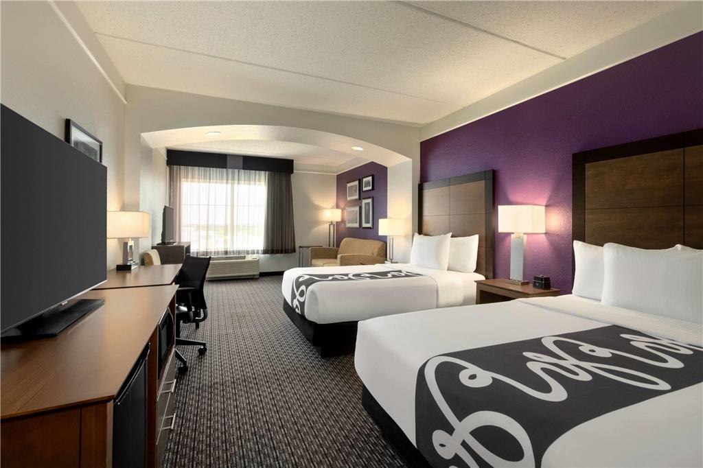 La Quinta Inn & Suites by Wyndham Arlington North 6 Flags Dr - photo 29