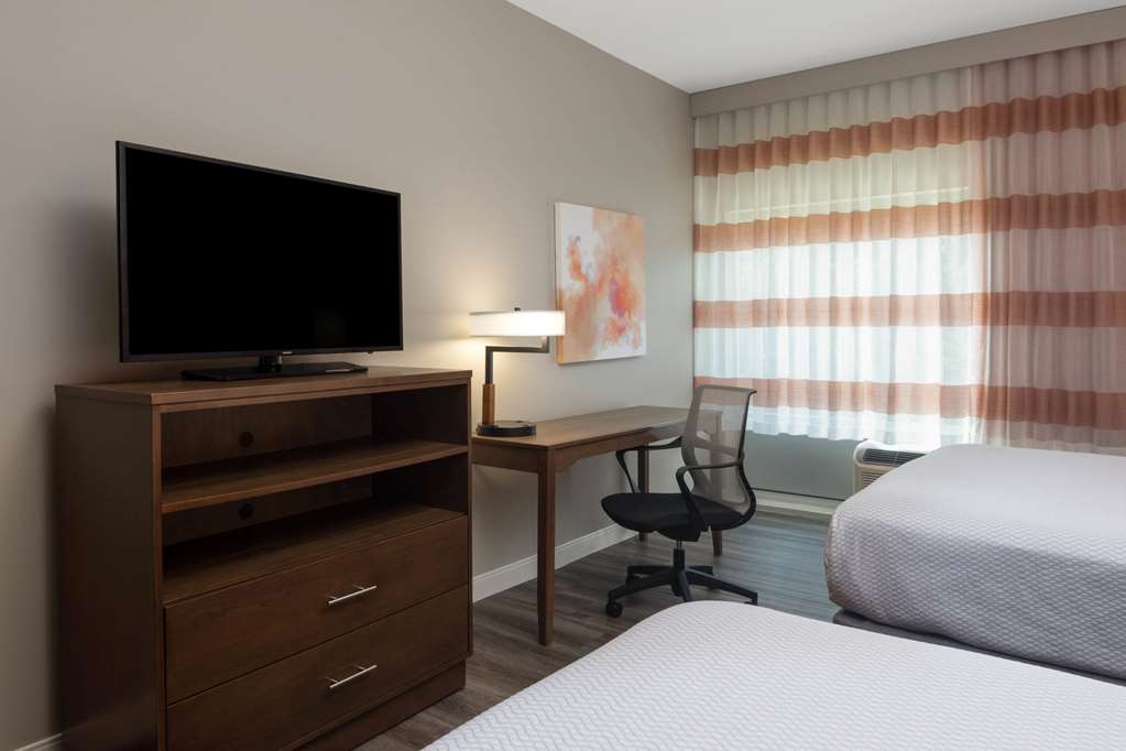 La Quinta Inn & Suites by Wyndham Greensboro Arpt High Point - photo 12