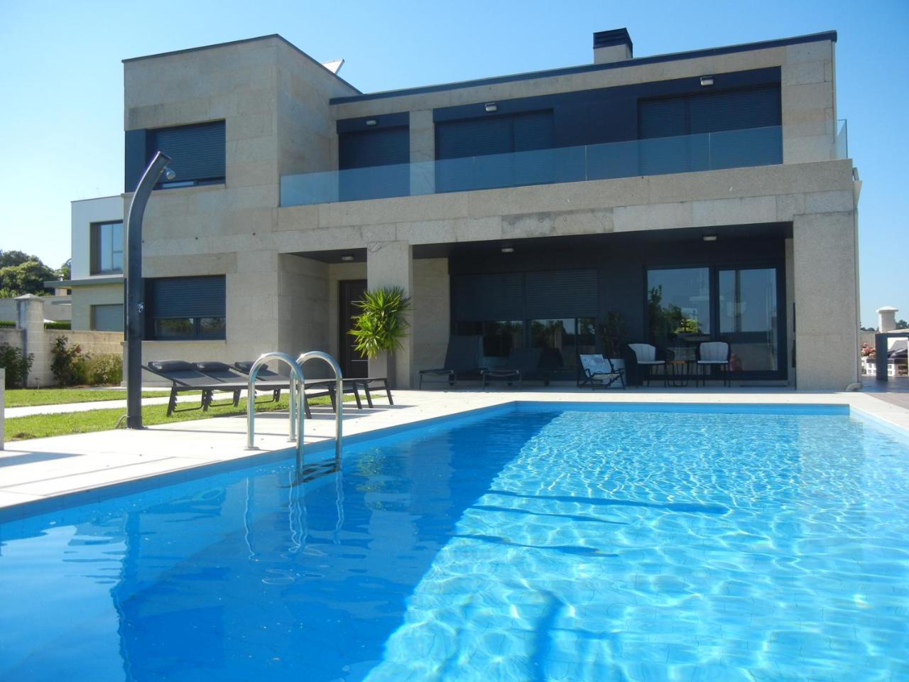 Chalet de Diseno Moderno En Sanxenxo — 4-Star Luxury Hotel in Sanxenxo, Spain