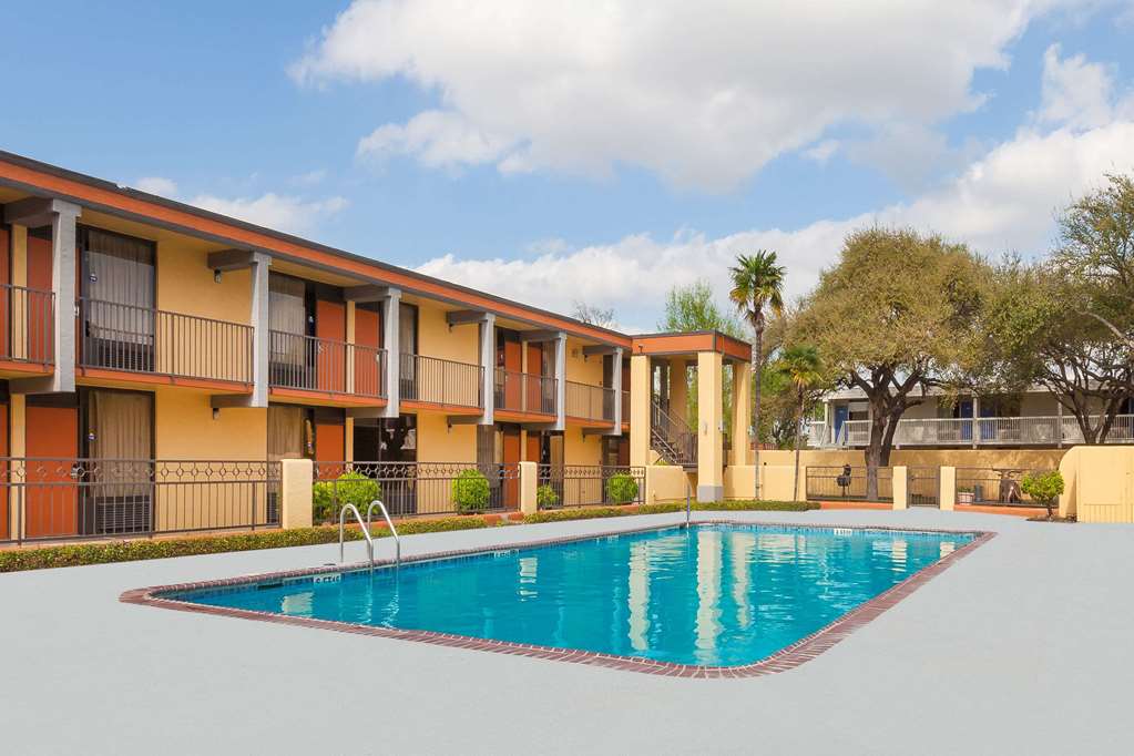 Days Inn by Wyndham Uvalde - photo 6