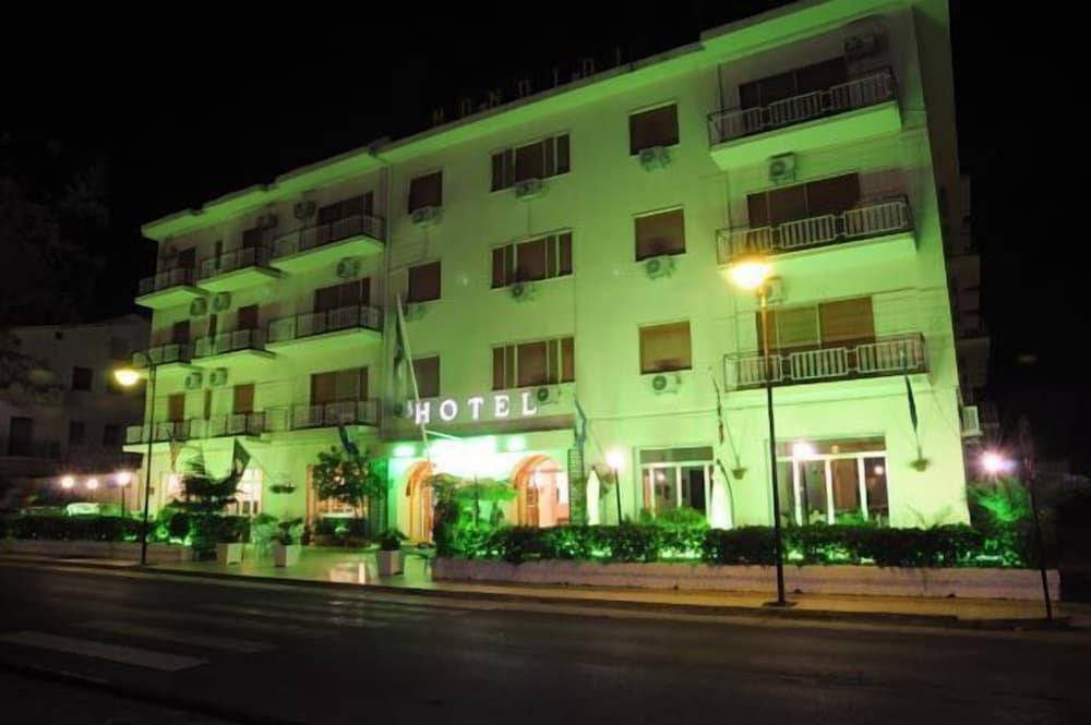 Hotel Mondial - carbon neutral hotel in Praia A Mare