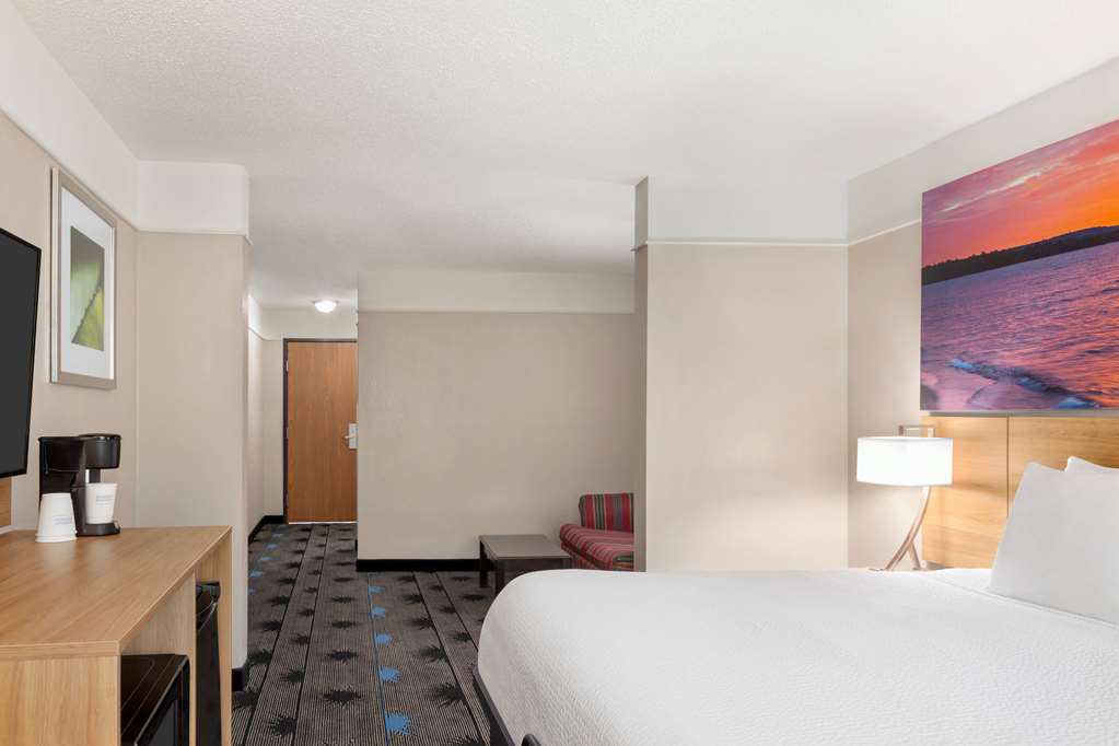 Days Inn by Wyndham Kansas City International Airport - photo 25