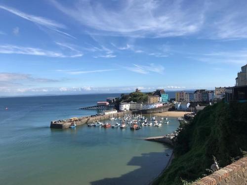 March special offer 2 bed Tenby flat free parking — 4-Star Luxury Hotel in Tenby, United Kingdom