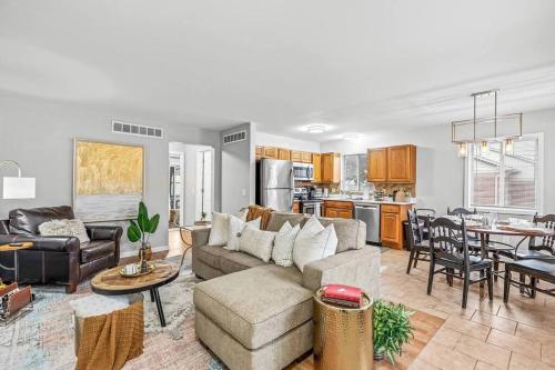 Cozy 2BR Condo in Great Location King Bed — 4-Star Luxury Hotel in Fraser, United States