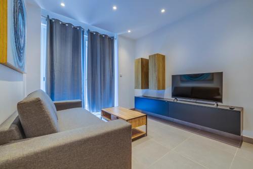 Bright and Modern 2BR Prime St Julian s Location — 4-Star Luxury Hotel in San Giljan, Malta