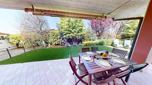 Casa Arcoiris By Bookinggardalake — 4-Star Luxury Hotel in Manerba Del Garda, Italy
