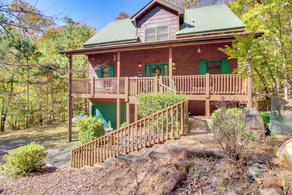 Coosawattee River Resort Home Mins from Blue Ridge in Ellijay, United States