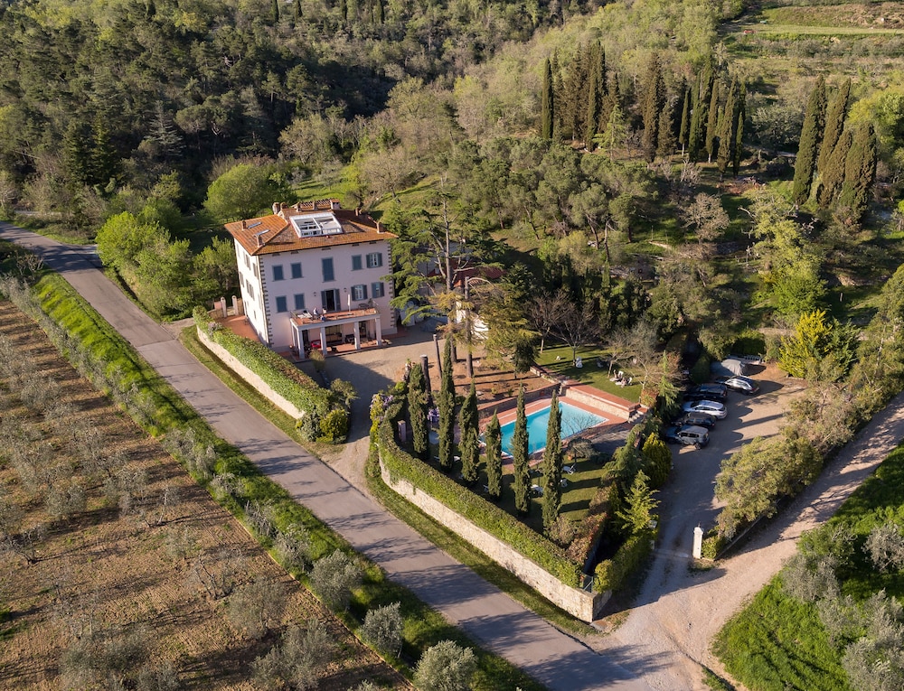 Villa La Grotta Hotel — 4-Star Luxury Hotel in Loro Ciuffenna, Italy
