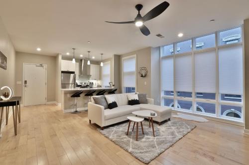 New XquisiteMidCenturyM0d Condo OTR w Parking — 4-Star Luxury Hotel in Cincinnati, United States