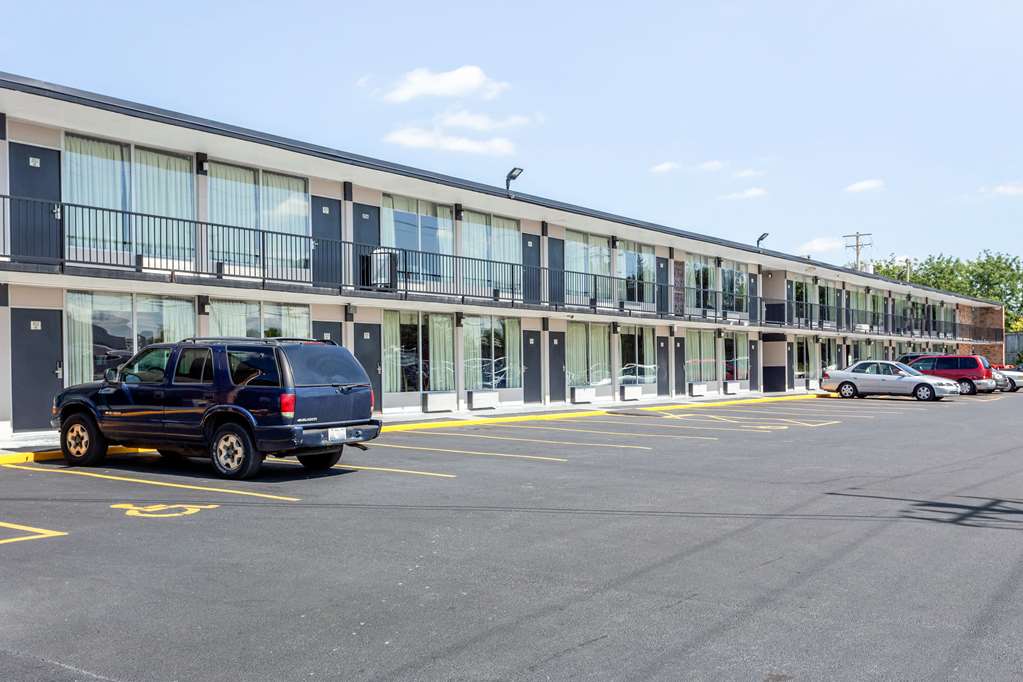 Econo Lodge Shorewood - photo 3