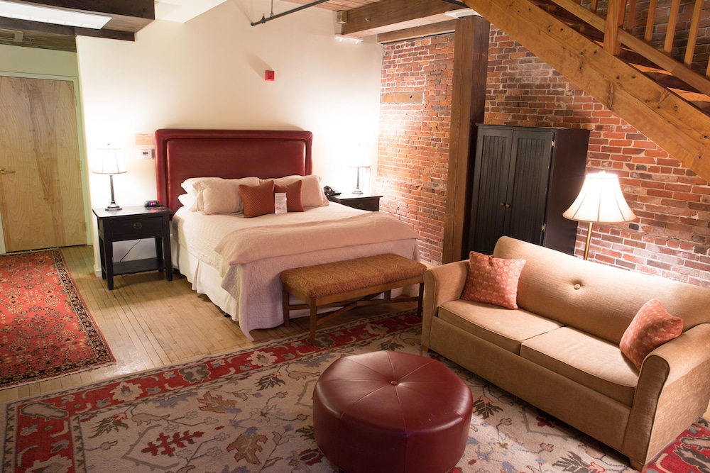 The Common Man Inn & Restaurant - photo 32