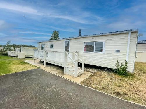 Brilliant 6 Berth Caravan With Decking At Heacham Beach Park Ref 21031A in Heacham, United Kingdom