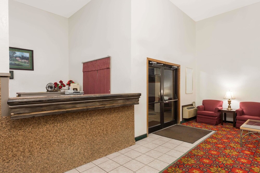 Super 8 by Wyndham Bridgeton Arpt St Louis Area - photo 3