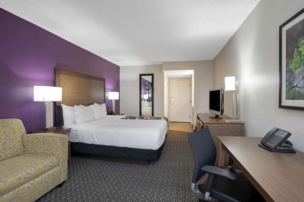 La Quinta Inn & Suites by Wyndham Rancho Cordova Sacramento - photo 33