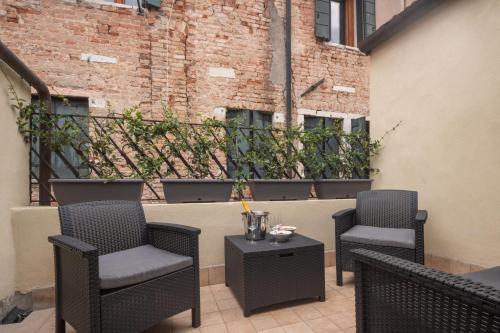 Sant'Aponal Cozy Apartment with Balcony R&R — 4-Star Luxury Hotel in Venice, Italy