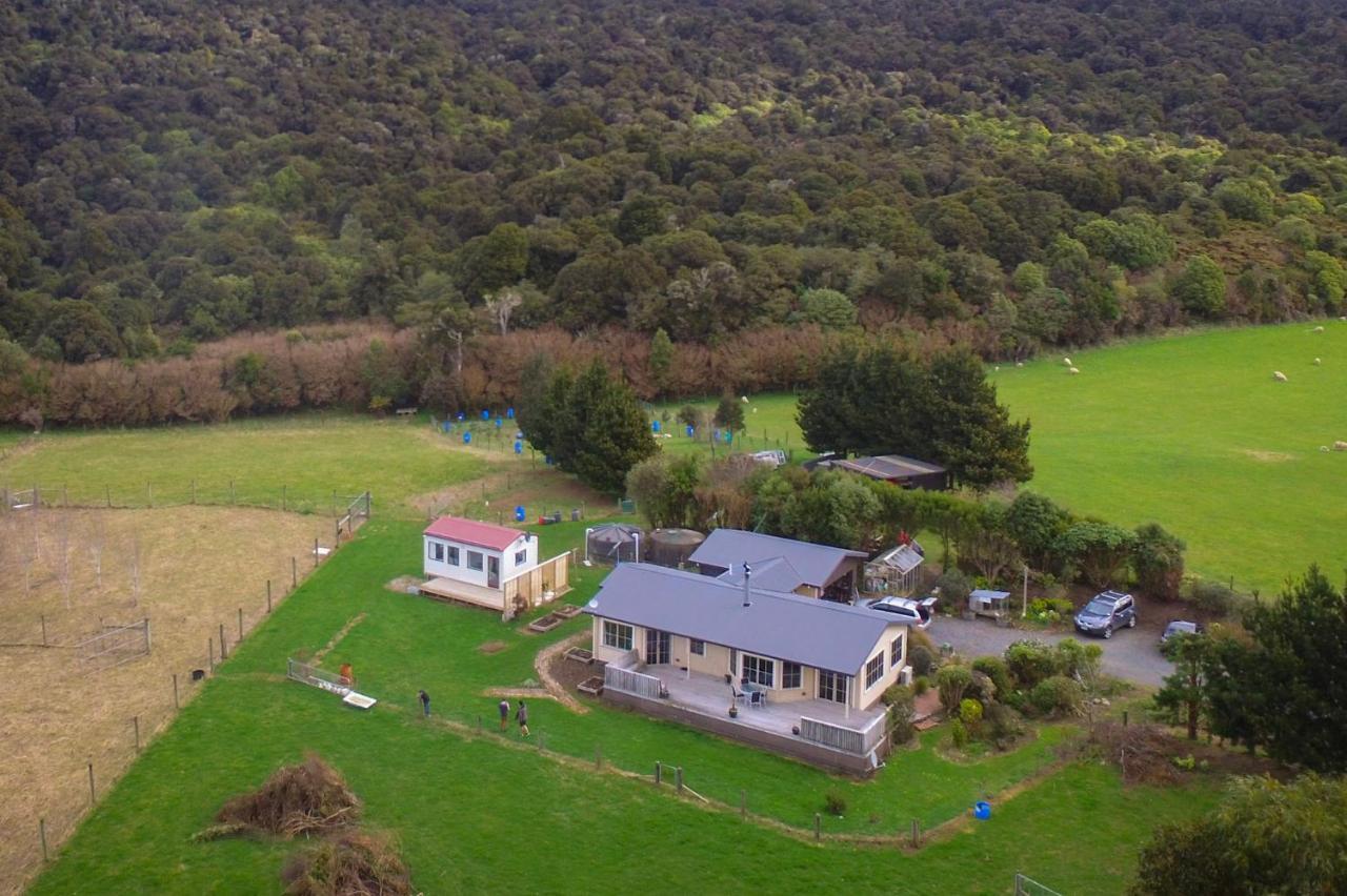 Tram Track Cosy Cabin Reserve — 4-Star Luxury Hotel in Papatowai, New Zealand