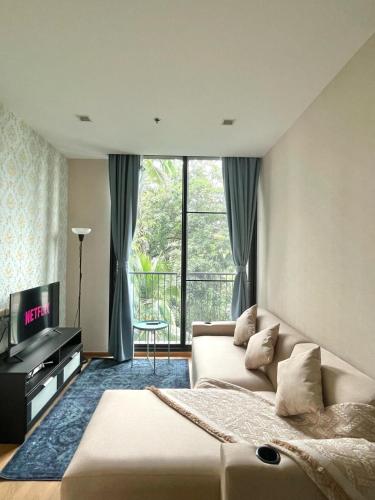 Phrom Phong Top 1BD pool gym park and mall BTS