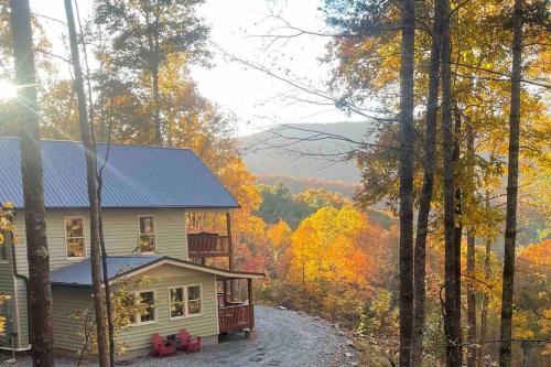 Smokey Mountain Getaway new renovation Mountain Views with Sunsets — hotel in Whittier