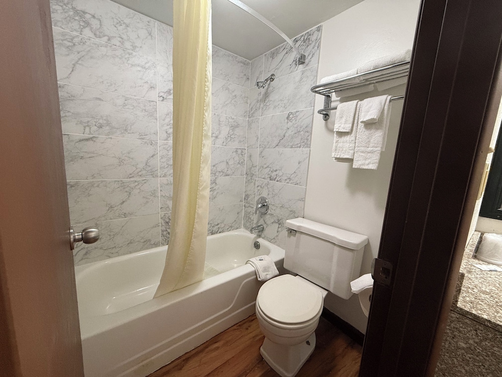 Relax Inn & Suites — hotel in Mattoon