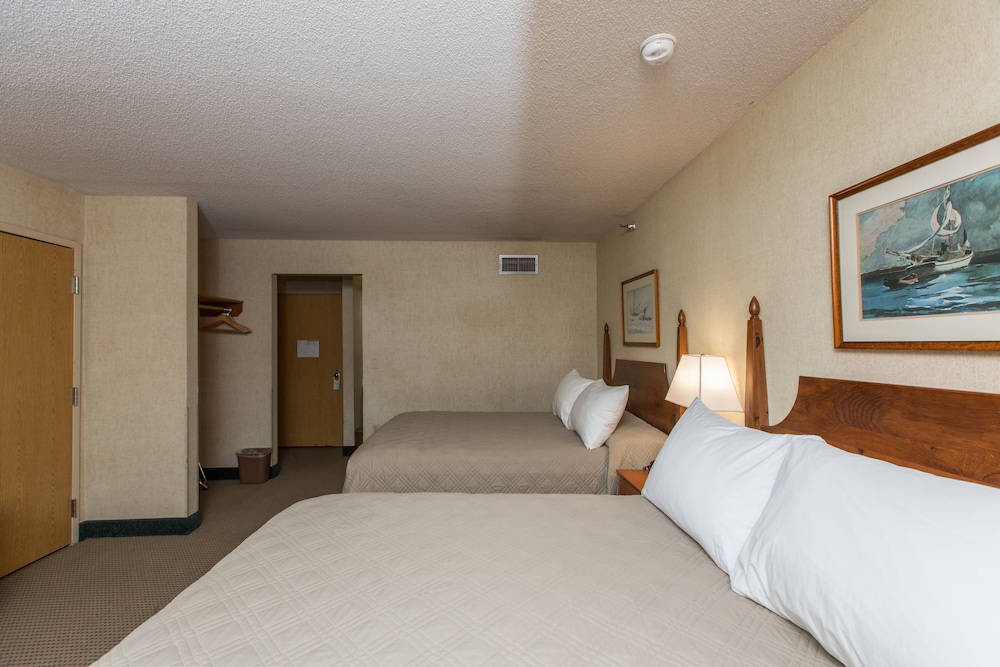 Commodores Inn - photo 14
