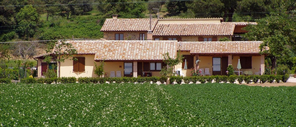 Agriturismo Casale del Contadino — 4-Star Luxury Hotel in Bolsena, Italy