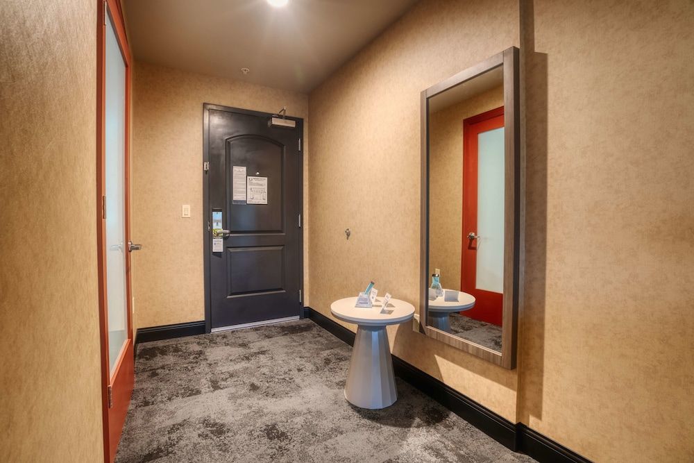 Best Western Premier NOHO Inn - photo 27
