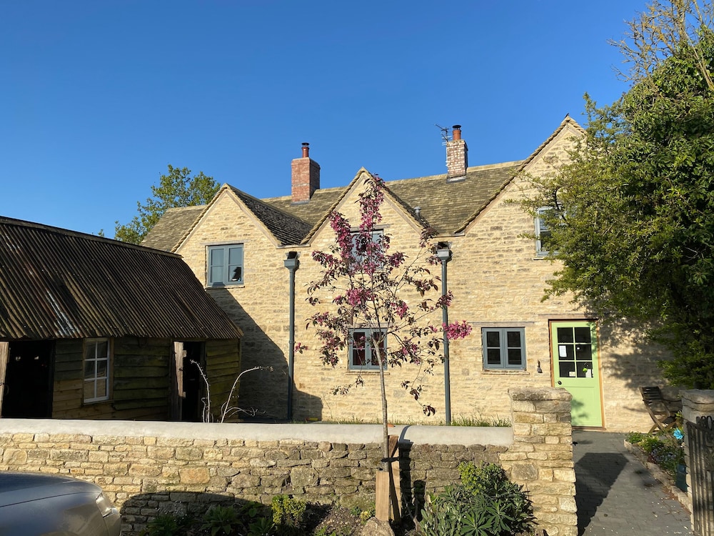 High Cogges Farm Holiday Cottages — 4-Star Luxury Hotel in Witney, United Kingdom