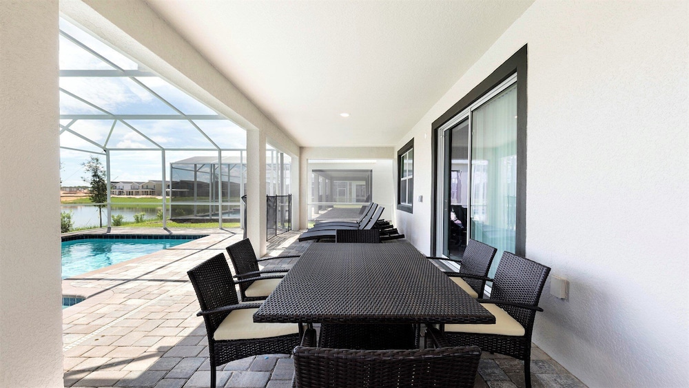 Elegant Retreat With Private Pool & Spa - photo 46