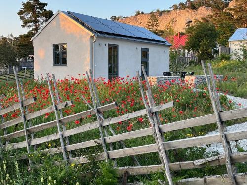 Nybyggt litet stenhus nära havet i Brissund in Visby, Sweden