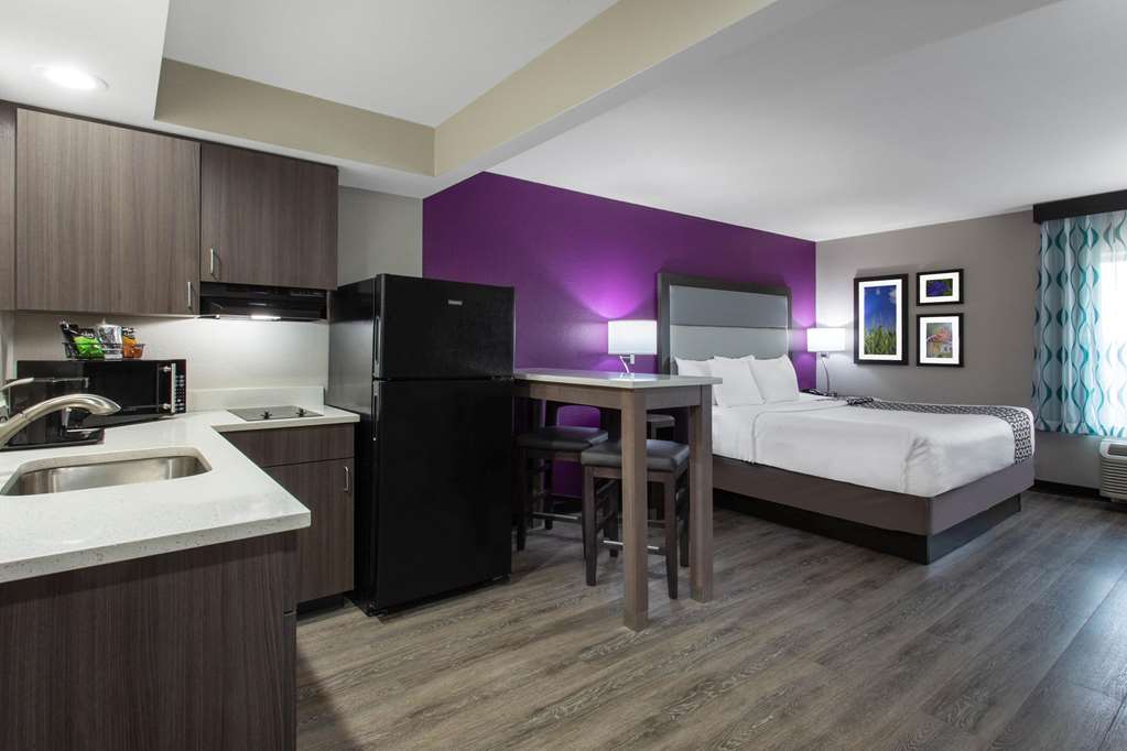 La Quinta Inn & Suites by Wyndham Effingham - photo 28