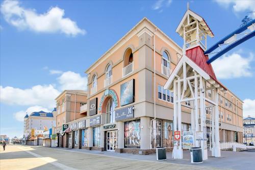 Oceanfront Villa 4 Boardwalk Oceanfront — 4-Star Luxury Hotel in Ocean City, United States