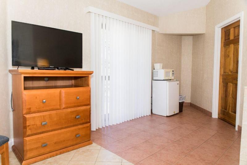 Cedar Park Inn & Whirlpool Suites - photo 17