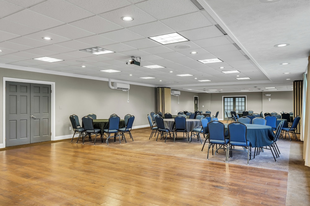 Eastlake Suites Hotel & Conference Center By OYO Urbana - photo 131