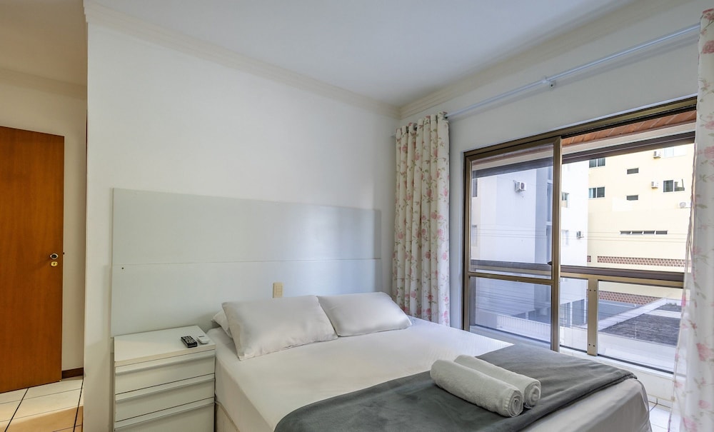 Apto 3Q c varanda 240m do mar Meia Praia EIO203 — 4-Star Luxury Hotel in Itapema, Brasil