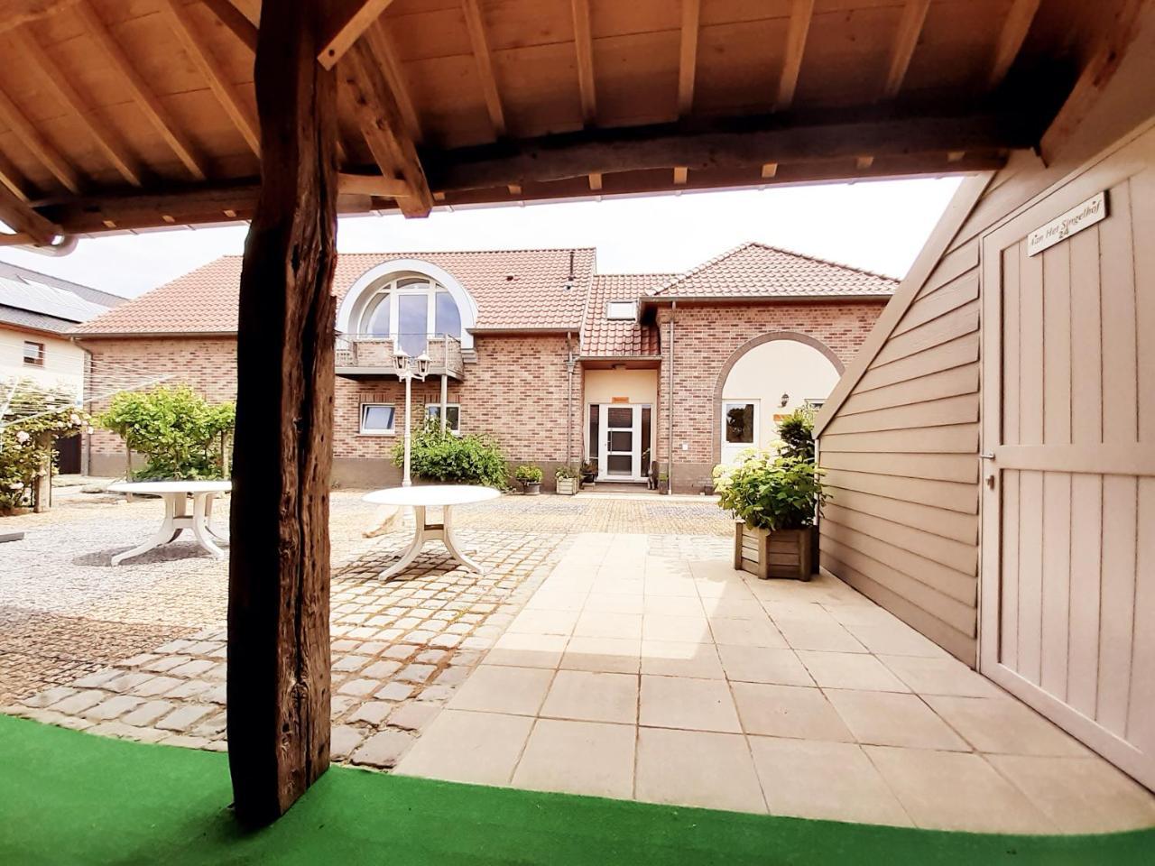 Aan het Singelhof Bellefleur met sunshower en tuin in Sint-Truiden, Belgium