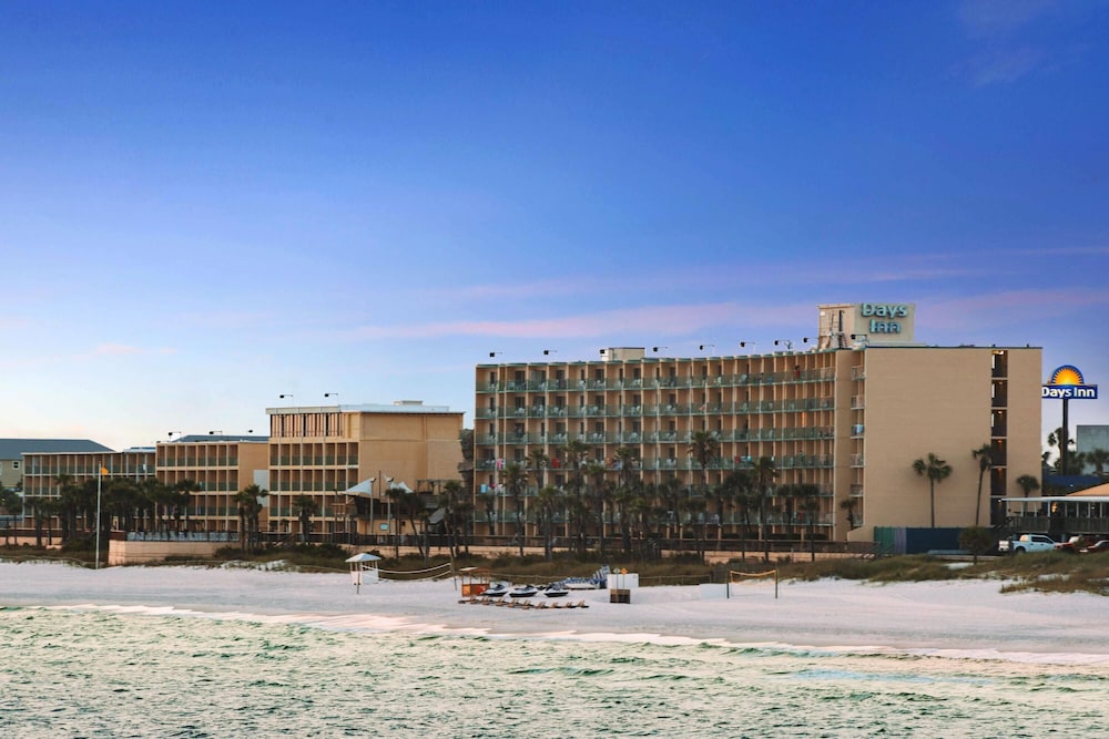 Days Inn by Wyndham Panama City Beach Beachfront Resort - carbon neutral hotel in Panama City Beach