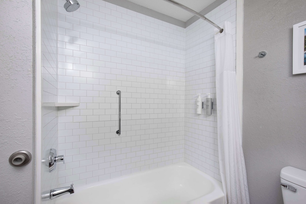 Hampton Inn Selma - photo 18