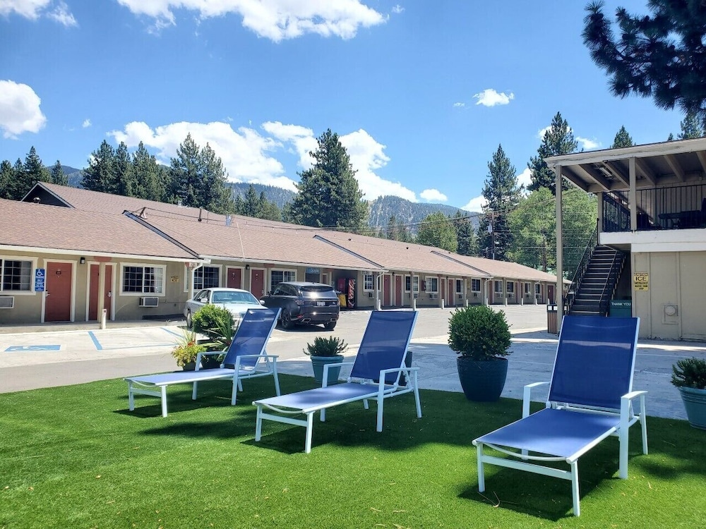 Bluebird Day Inn & Suites - photo 29
