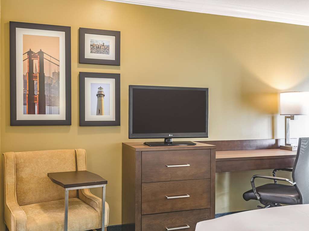 La Quinta Inn & Suites by Wyndham San Francisco Airport West - photo 34