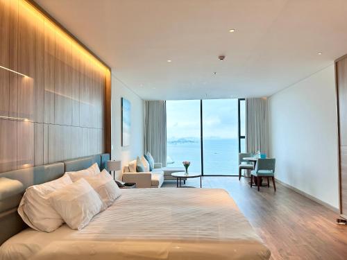 A La Carte Ha Long Bay Sea View Apartment — 4-Star Luxury Hotel in Ha Long, Vietnam