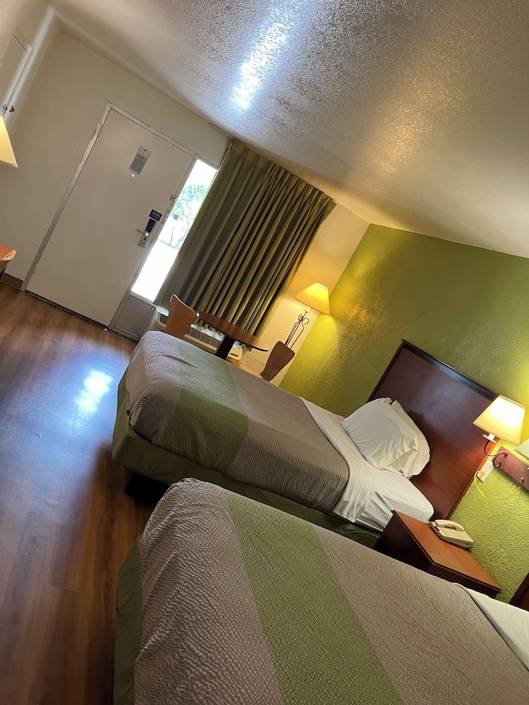 Econo Lodge - photo 9