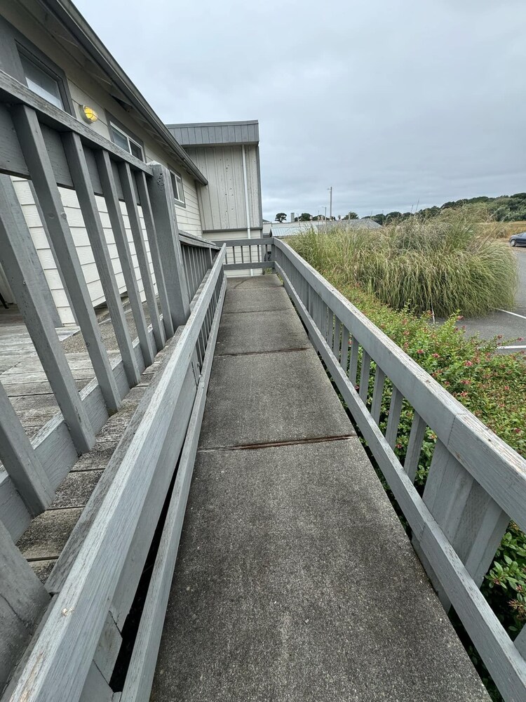 Sunset Oceanfront Lodging - photo 17